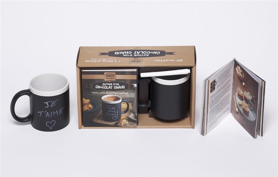Coffret Autour d'un chocolat chaud Nestlé Dessert. Contient 1 livre de 20 recettes et 1 mug ardoise