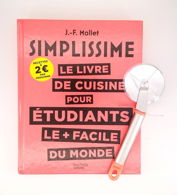 Le livre de cuisine pour étudiants le plus facile du monde. Avec une roulette à pizza en cadeau