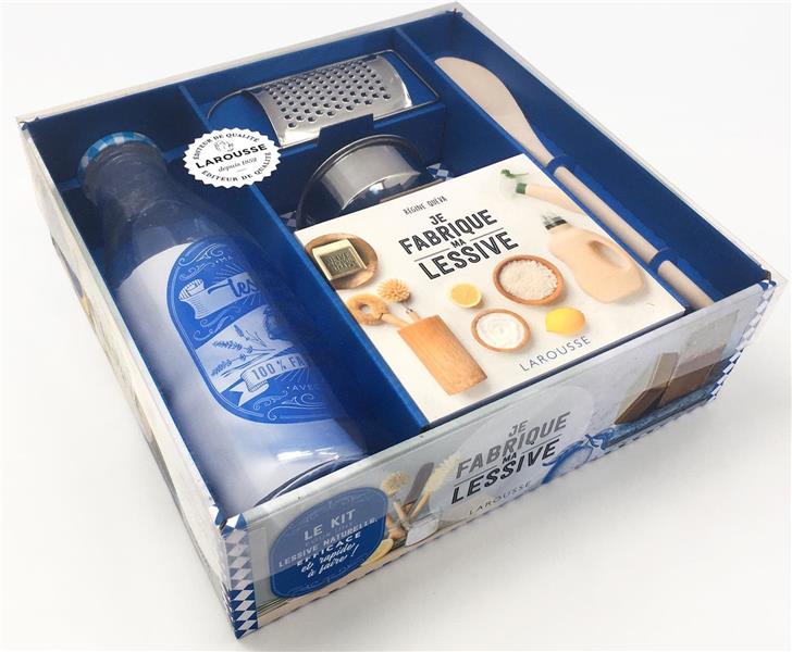 Je fabrique ma lessive. Avec : une bouteille pour conserver sa lessive ; une râpe ; un entonnoir ; u