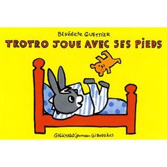 Trotro joue avec ses pieds