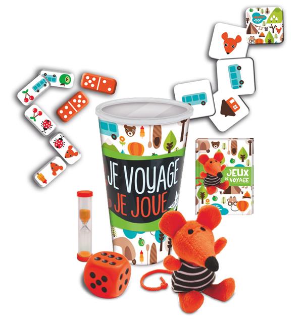 Je voyage, je joue. Un mug avec une peluche, un livre de jeux, un dé, un jeux de mémo, un sablier, u