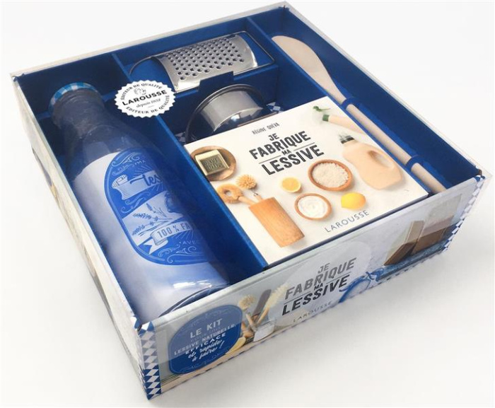 Je fabrique ma lessive. Avec : une bouteille pour conserver sa lessive ; une râpe ; un entonnoir ; u