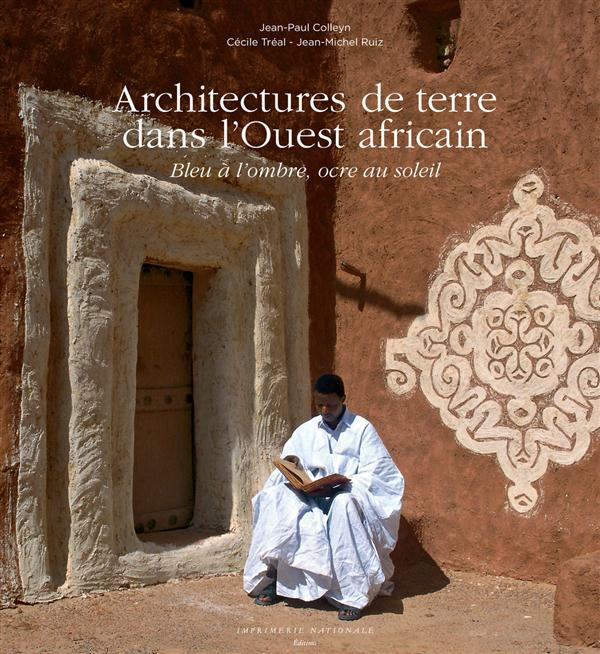 Architectures de terre dans l'Ouest africain. Bleu à l'ombre, ocre au soleil