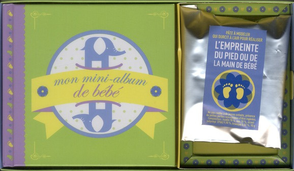 Mon mini album de bébé / avec de la pâte à modeler qui durcit à l'air pour réaliser l'empreinte du p
