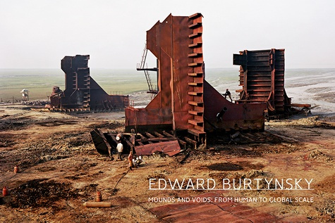 Edward Burtynsky. Mounds and voids: from human to global scale