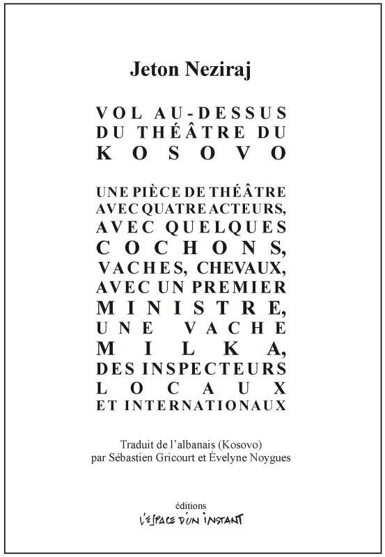 Vol au-dessus du théâtre du Kosovo. Une pièce de théâtre avec quatre acteurs, avec quelques cochons,