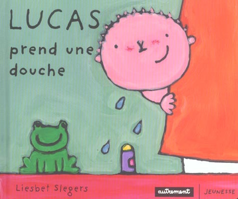 Lucas prend une douche