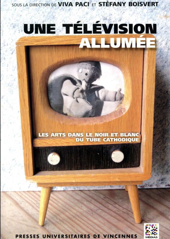 Une télévision allumée. Les arts dans le noir et blanc du tube cathodique