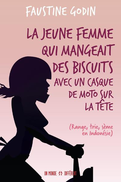 La jeune femme qui mangeait des biscuits avec un casque de moto sur la tête. (Range, trie, sème en I