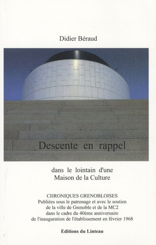 Descente en rappel : dans le lointain d'une maison de la culture