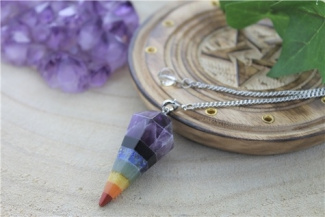 PENDULE CONE A FACETTES 7 CHAKRAS