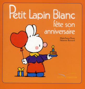 Petit lapin blanc fête son anniversaire