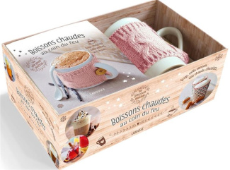 Boissons chaudes au coin du feu. Avec un livre de recettes et un mug et son couvre-mug tricoté