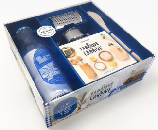 Je fabrique ma lessive. Avec : une bouteille pour conserver sa lessive ; une râpe ; un entonnoir ; u