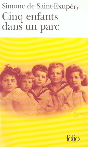 Cinq enfant dans un parc