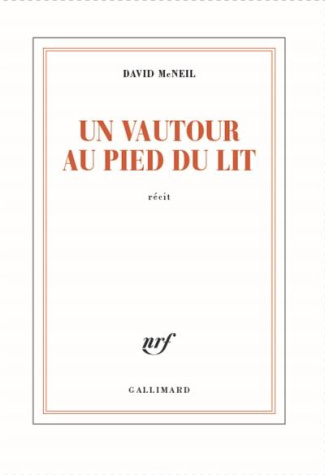 Un vautour au pied du lit