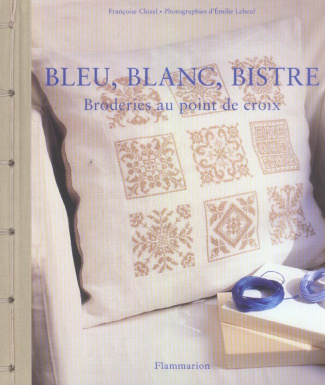Bleu, blanc, bistre. Broderies au point de croix