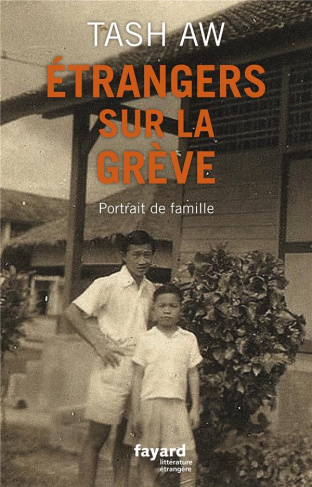 Etrangers sur la grève. Portrait de famille