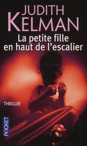 La petite fille en haut de l'escalier