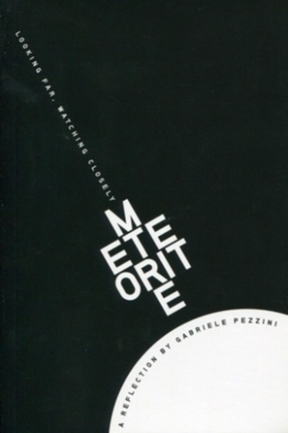 Météorite. Looking far, watching closely