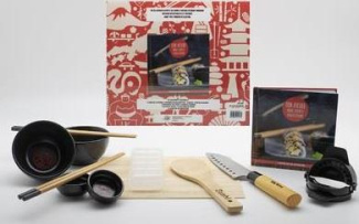 Coffret mon atelier sushis, makis et gyozas maison. Avec 1 moule à gyoza, 2 paires de baguettes, 2 b