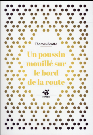 Un poussin mouillé au bord de la route