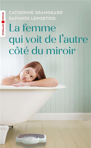 La femme qui voit de l'autre côté du miroir