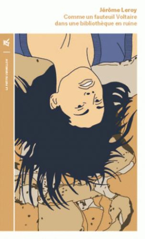 Comme un fauteuil Voltaire dans une bibliothèque en ruine