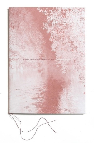 Le Temps est caché dans les plis d'une fleur