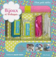 Bijoux et breloques. Avec perles de rocaille, pâte à modeler, 1 fermoir de collier, 2 clous pour bij