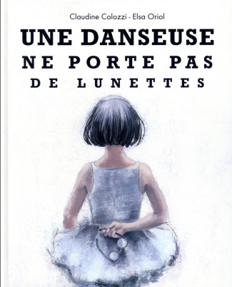 Une danseuse ne porte pas de lunettes