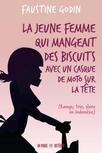 La jeune femme qui mangeait des biscuits avec un casque de moto sur la tête. (Range, trie, sème en I