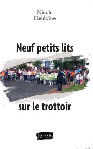 Neuf petits lits sur le trottoir
