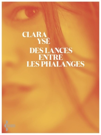 yse-clara-des-lances-entre-les-phalanges_0