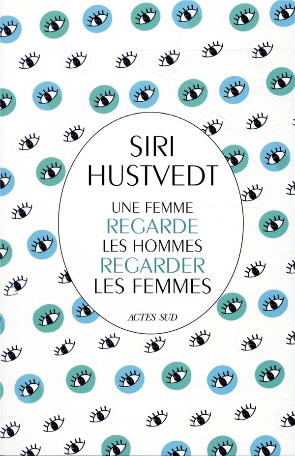 Une femme regarde les hommes regarder les femmes