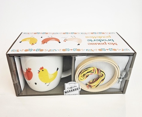 Ma pause broderie poulettes. Coffret avec 1 mug, 1 kit broderie point de croix, 1 livre pour réalise
